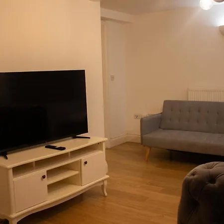 Spacious, Lovely 2 Bedroom Flat In Woolwich Apartment *