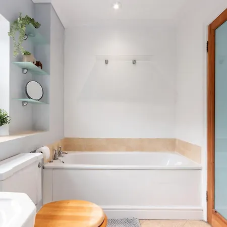 House With Private Parking Close To Borough Market & Tower Bridge! London