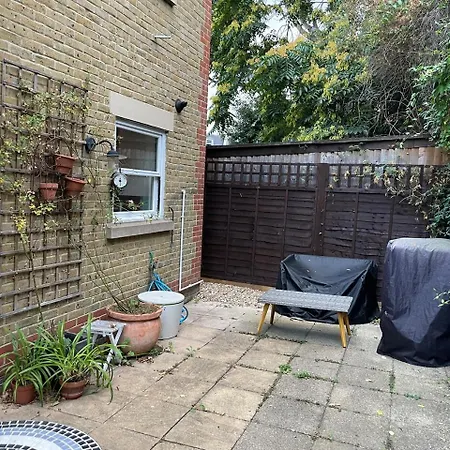 House With Private Parking Close To Borough Market & Tower Bridge! Apartment