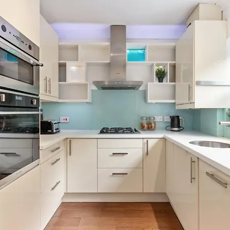 House With Private Parking Close To Borough Market & Tower Bridge!