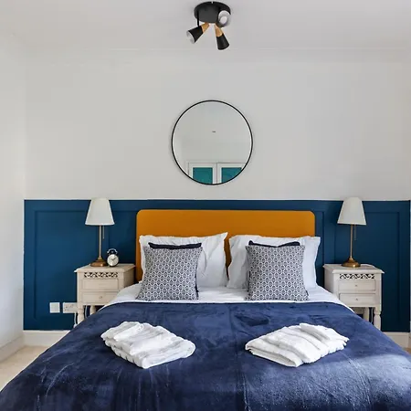 Apartment House With Private Parking Close To Borough Market & Tower Bridge! *