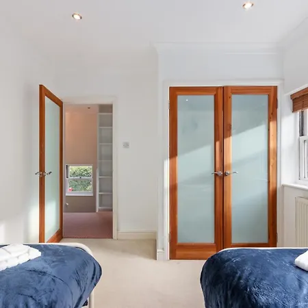House With Private Parking Close To Borough Market & Tower Bridge! London
