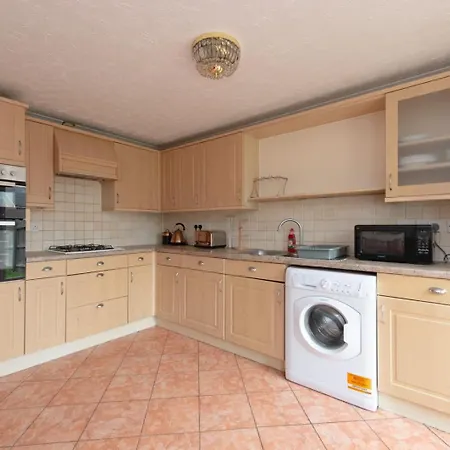 Lovely 5 Bed House With 8 Beds In Thamesmead Thamesmead (Greater London)