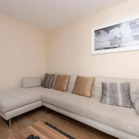 Lovely 5 Bed House With 8 Beds In Thamesmead Apartment Thamesmead (Greater London)