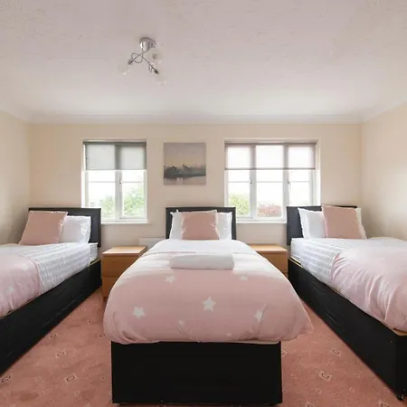 Lovely 5 Bed House With 8 Beds In Thamesmead *