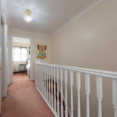 Lovely 5 Bed House With 8 Beds In Thamesmead