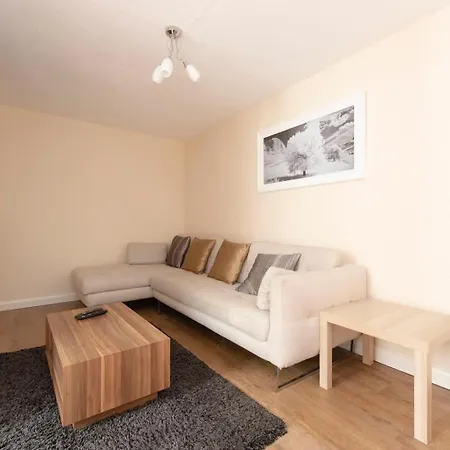Lovely 5 Bed House With 8 Beds In Thamesmead Apartment *