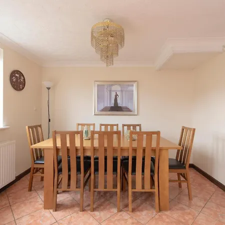 Lovely 5 Bed House With 8 Beds In Thamesmead