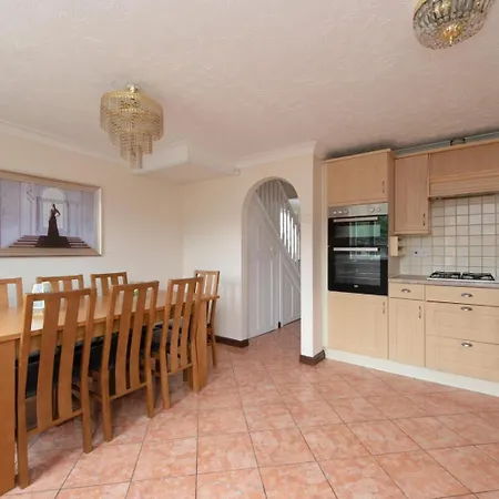 Apartment Lovely 5 Bed House With 8 Beds In Thamesmead