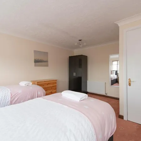 Lovely 5 Bed House With 8 Beds In Thamesmead Apartment *