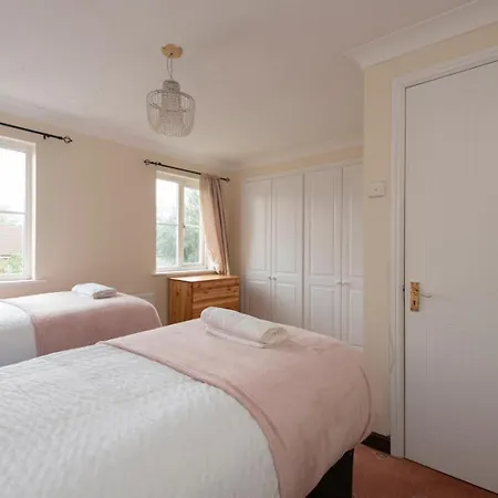 Lovely 5 Bed House With 8 Beds In Thamesmead Apartment Thamesmead (Greater London)