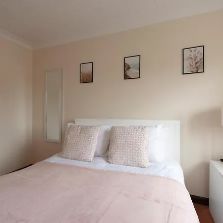 Lovely 5 Bed House With 8 Beds In Thamesmead Thamesmead (Greater London)