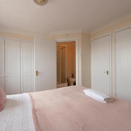 Lovely 5 Bed House With 8 Beds In Thamesmead
