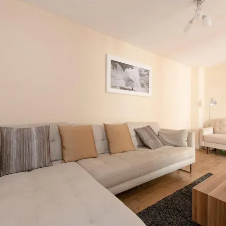Lovely 5 Bed House With 8 Beds In Thamesmead Apartment