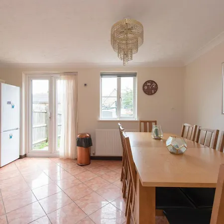 Apartment Lovely 5 Bed House With 8 Beds In Thamesmead