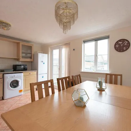 Lovely 5 Bed House With 8 Beds In Thamesmead Apartment *