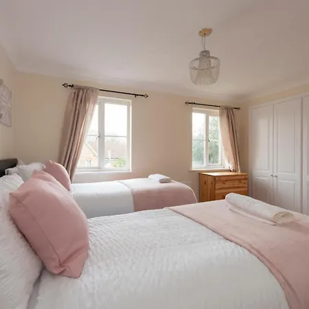 Apartment Lovely 5 Bed House With 8 Beds In Thamesmead *
