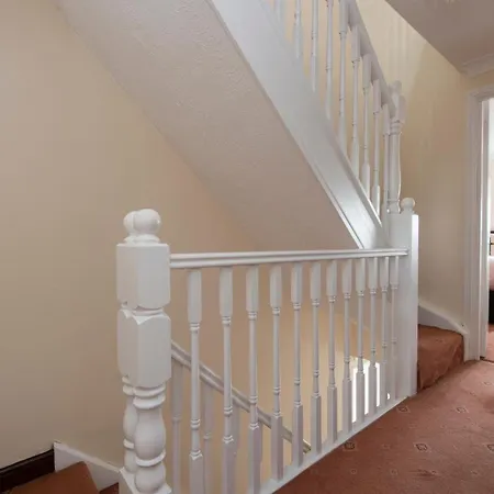 Lovely 5 Bed House With 8 Beds In Thamesmead *