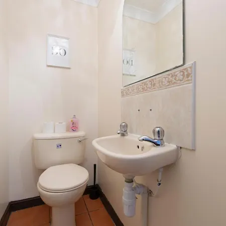 Lovely 5 Bed House With 8 Beds In Thamesmead Thamesmead (Greater London)
