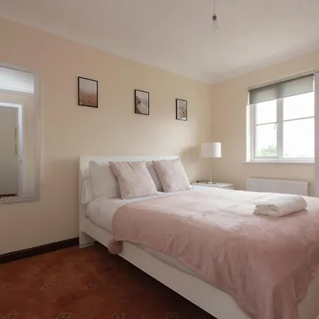 Lovely 5 Bed House With 8 Beds In Thamesmead * Thamesmead (Greater London)
