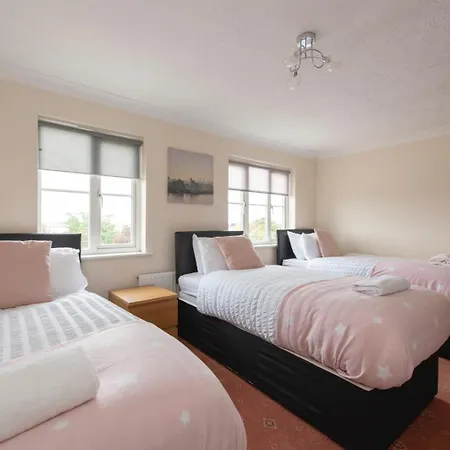 Lovely 5 Bed House With 8 Beds In Thamesmead