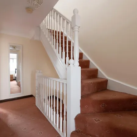 Lovely 5 Bed House With 8 Beds In Thamesmead Apartment