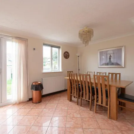 Lovely 5 Bed House With 8 Beds In Thamesmead Apartment *