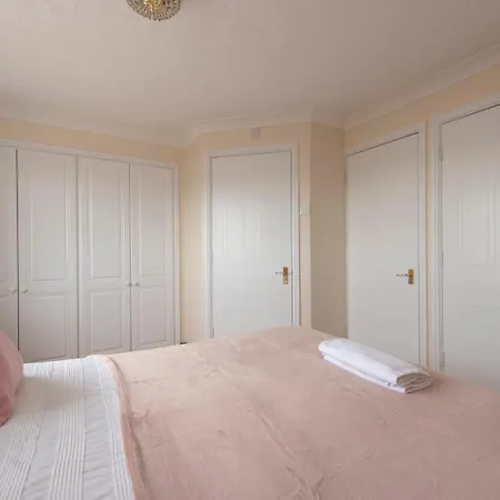 Lovely 5 Bed House With 8 Beds In Thamesmead *