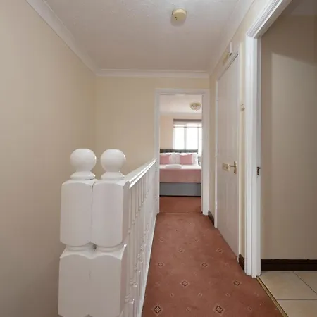Lovely 5 Bed House With 8 Beds In Thamesmead * Thamesmead (Greater London)