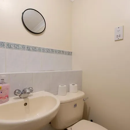 Lovely 5 Bed House With 8 Beds In Thamesmead