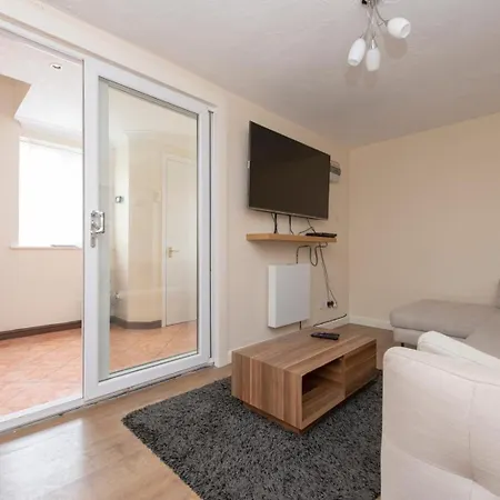 Lovely 5 Bed House With 8 Beds In Thamesmead Apartment