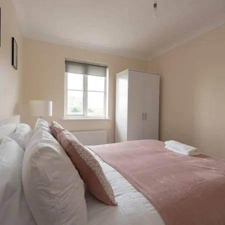 Lovely 5 Bed House With 8 Beds In Thamesmead Apartment *