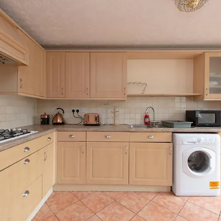 Apartment Lovely 5 Bed House With 8 Beds In Thamesmead *