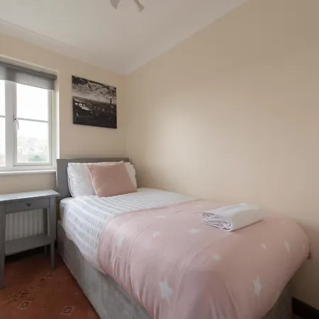 Lovely 5 Bed House With 8 Beds In Thamesmead Thamesmead (Greater London)