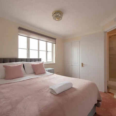 Lovely 5 Bed House With 8 Beds In Thamesmead