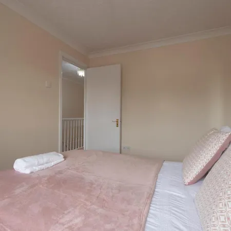Lovely 5 Bed House With 8 Beds In Thamesmead Apartment