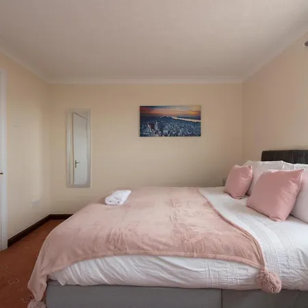 Apartment Lovely 5 Bed House With 8 Beds In Thamesmead