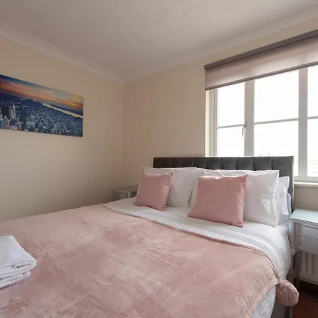 Lovely 5 Bed House With 8 Beds In Thamesmead Apartment *