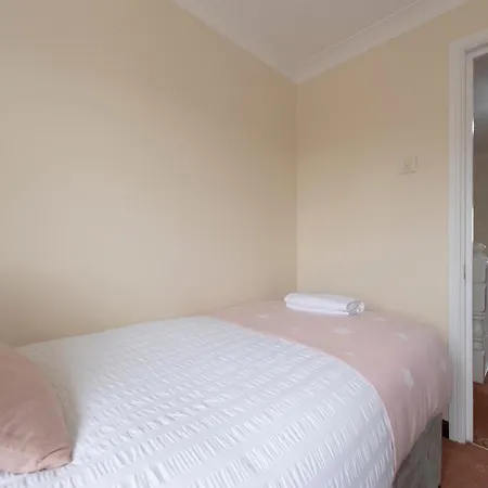 Lovely 5 Bed House With 8 Beds In Thamesmead Apartment Thamesmead (Greater London)