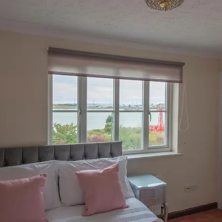 Lovely 5 Bed House With 8 Beds In Thamesmead Thamesmead (Greater London)