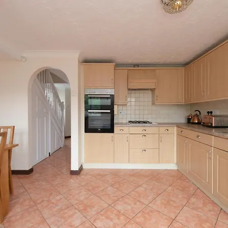 Lovely 5 Bed House With 8 Beds In Thamesmead