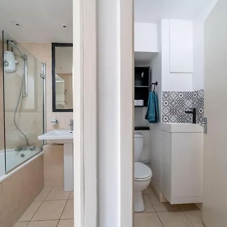 Bright Spacious 2 Bedroom Flat In Zone One * London