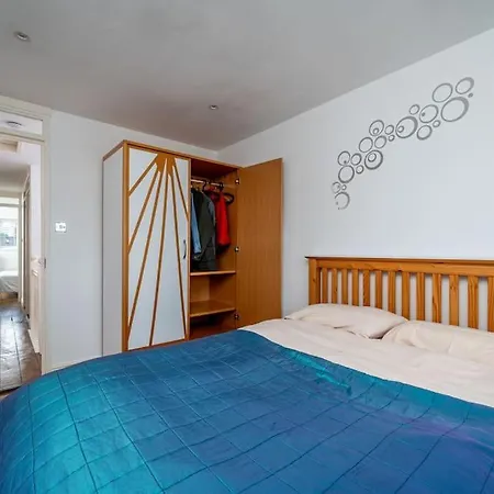 Bright Spacious 2 Bedroom Flat In Zone One Apartment *