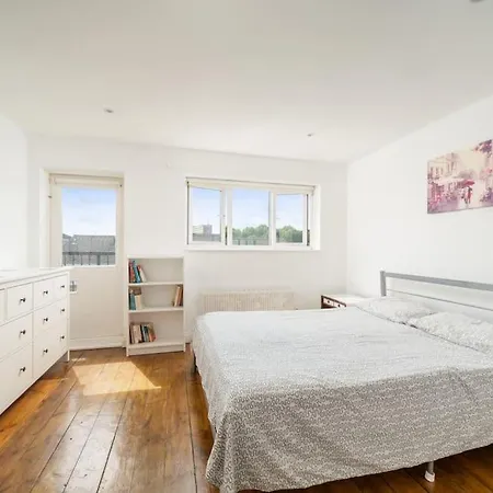 Bright Spacious 2 Bedroom Flat In Zone One *
