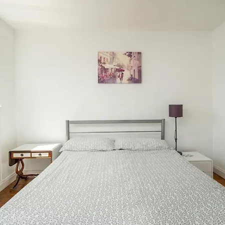 Bright Spacious 2 Bedroom Flat In Zone One Apartment *