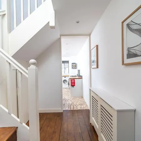 Bright Spacious 2 Bedroom Flat In Zone One * London