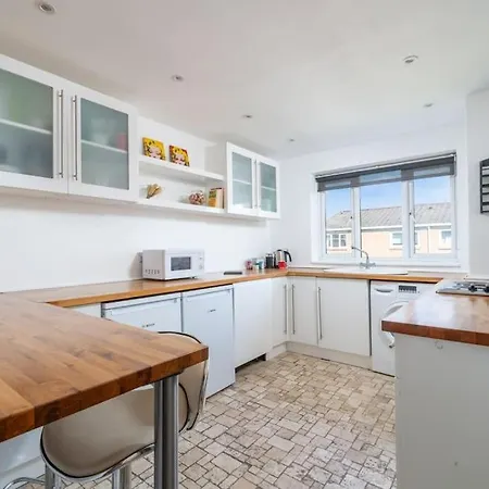 Bright Spacious 2 Bedroom Flat In Zone One