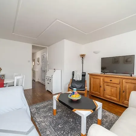 Bright Spacious 2 Bedroom Flat In Zone One Apartment