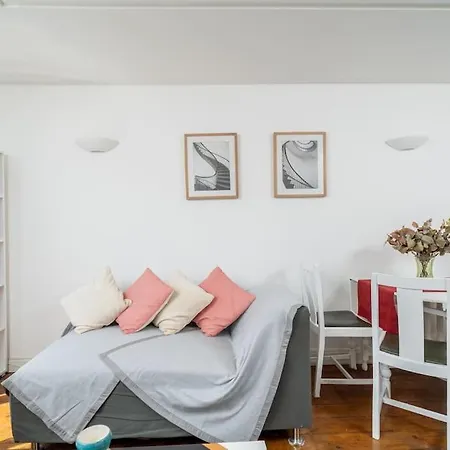 Bright Spacious 2 Bedroom Flat In Zone One Apartment *