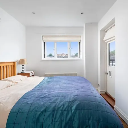 Bright Spacious 2 Bedroom Flat In Zone One Apartment London